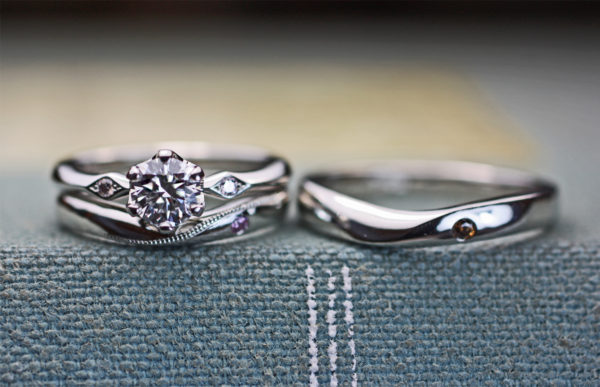Vカーブの結婚指輪と婚約指輪の重ねつけオーダーメイド