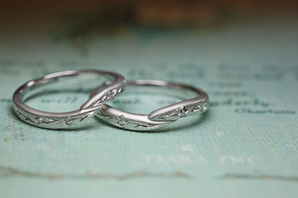 柄がウェーブしたデザインで結婚指輪をオーダーメイド