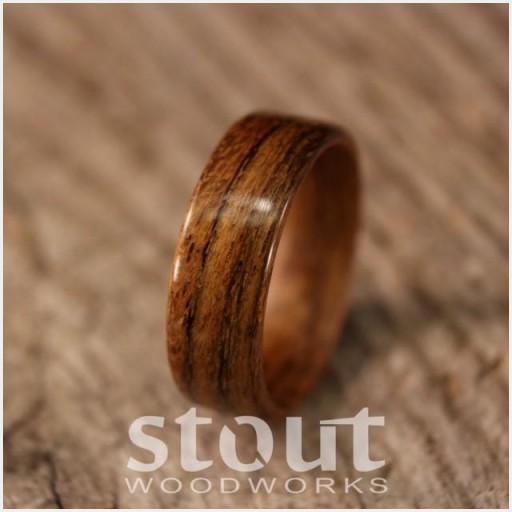 トロピカルオリーブウッドを使用した木製手作りのオーダーメイド結婚指輪。