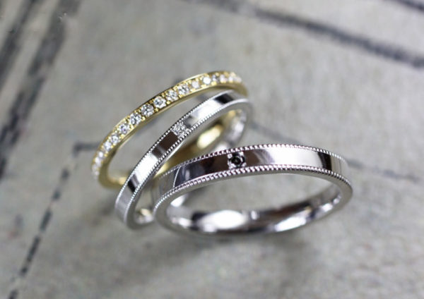 ゴールドエタニティと結婚指輪を重ねるセットデザイン
