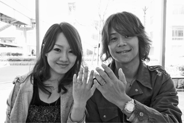 結婚指輪の横でイニシャルtとRハートをつくった A様千葉・柏