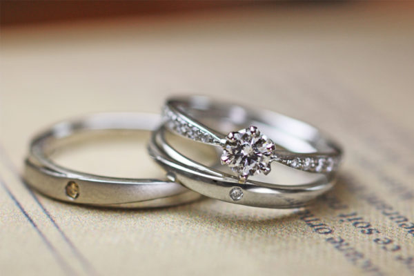 婚約指輪と結婚指輪を重ねるプラチナセットリング 