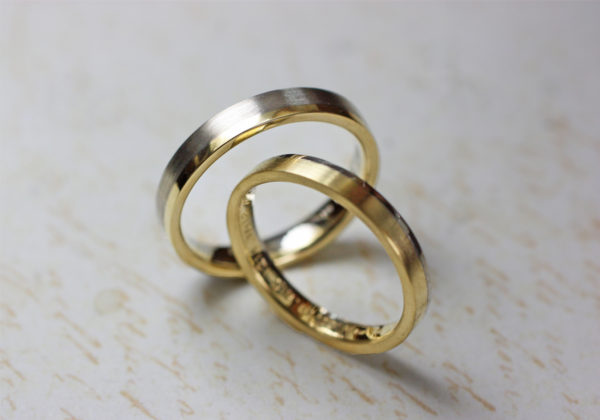 ゴールドとプラチナを2対1で組み合わせたコンビカラーの結婚指輪