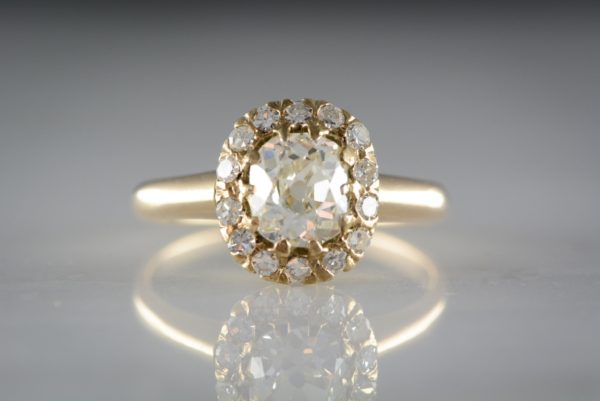 ローズカットのダイヤモンドにはアンティークなテイストのデザインがより輝きます。