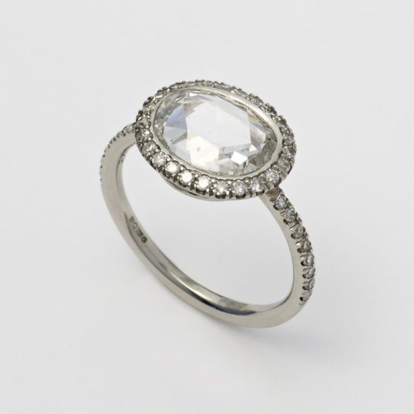 ローズカットのダイヤモンドにはアンティークなテイストのデザインがより輝きます。