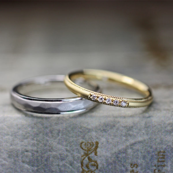 柔らかいツチメ模様のメンズとゴールドのレディスのオーダーメイド結婚指輪