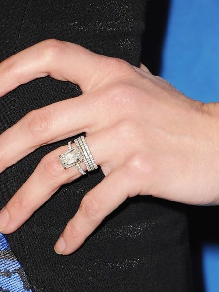 エメラルドカットのダイヤを使った婚約指輪
