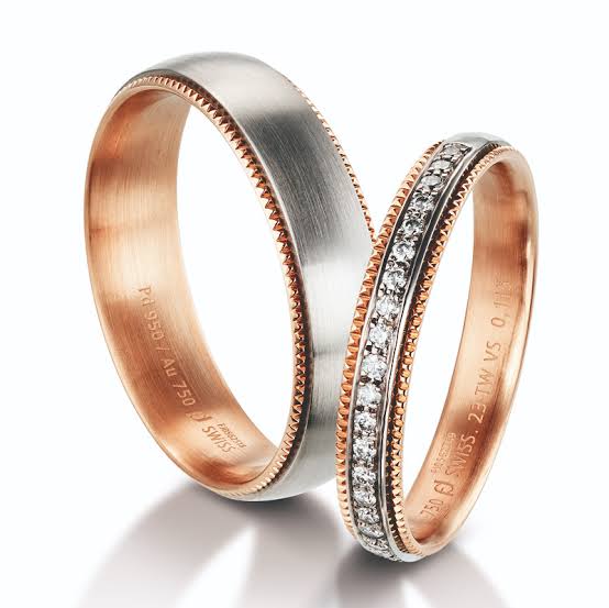 ある宝石店で既製品として 販売されている結婚指輪のペアです。レディスリング ¥ 258.000 メンズリング ¥ 110.000