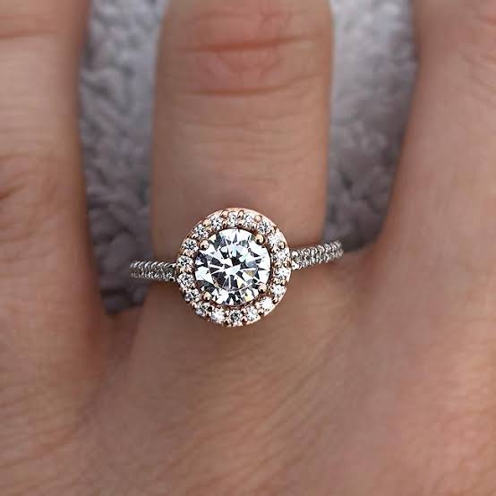 時を越えて人気の婚約指輪定番デザインをオーダーメイドに生かす