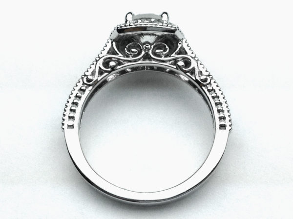 リングのサイドに模様を入れたギャラリースタイルの婚約指輪