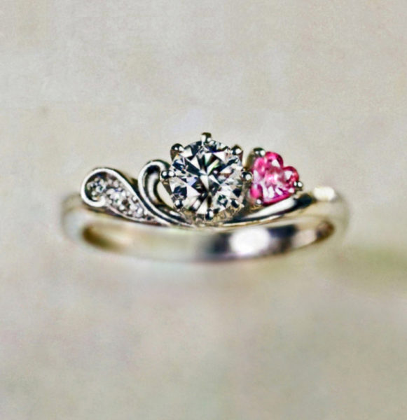 ピンクのストロベリーハートが添えられたプラチナ婚約指輪コレクション