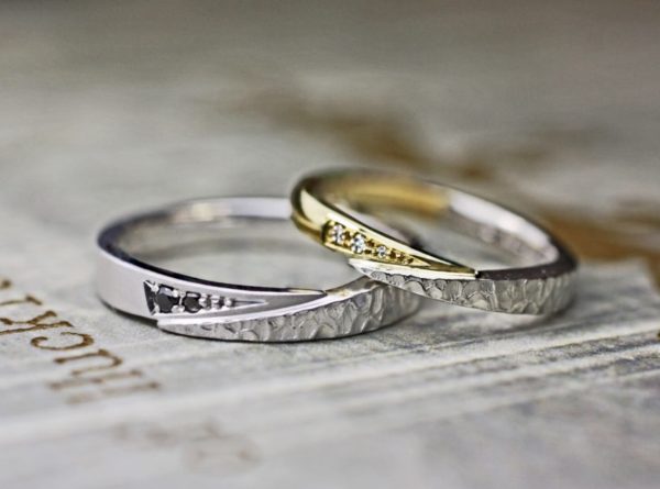 ラチナとゴールドのコンビデザインの結婚指輪 テクスチャーとブラックダイヤでスタイリッシュに