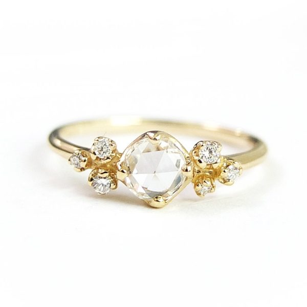 ローズカットのダイヤモンドんセットしたゴールドの婚約指輪