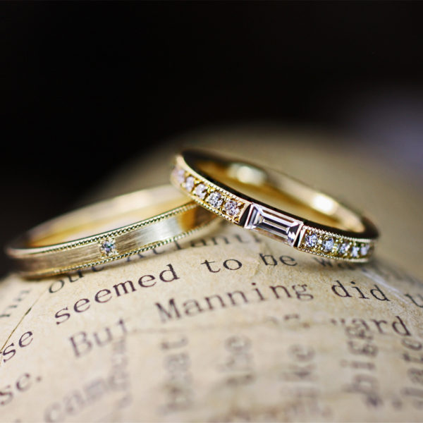 長方形ダイヤを細いゴールドエタニティにセットしたオーダー結婚指輪