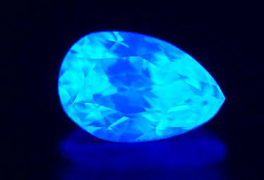 ダイヤモンドの蛍光性を知って婚約指輪をもっと個性的にオーダーする