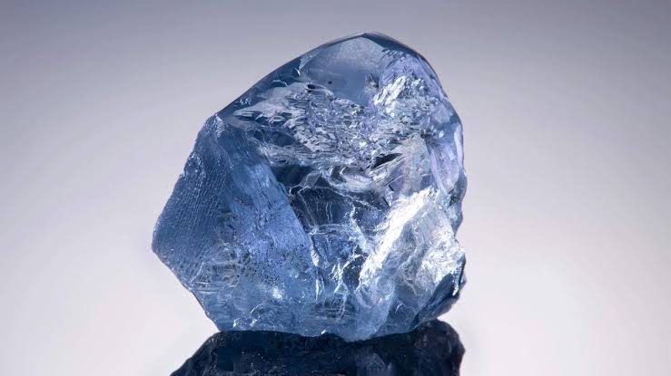 ブルーダイヤモンドの色は原石からの本物です