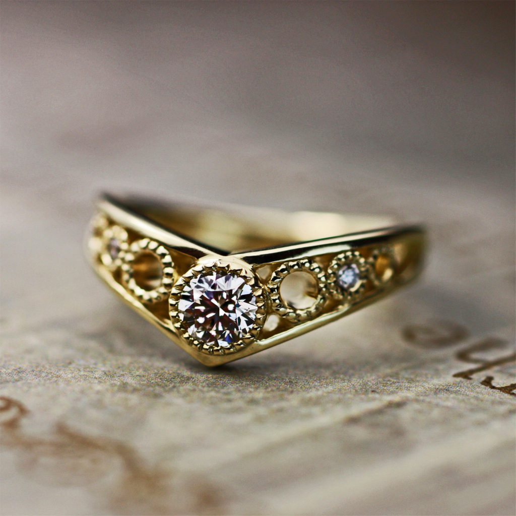 丸いミルをデザインしたアンティークゴールドな婚約指輪オーダー作品