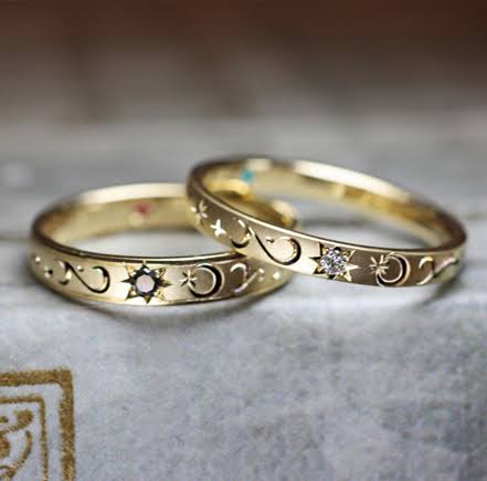 結婚指輪それぞれに月と星の模様を入れたゴールドのオーダーリング