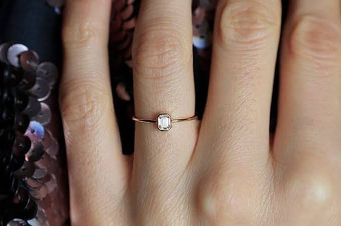 婚約指輪のダイヤモンドが小さくて気に入らない場合