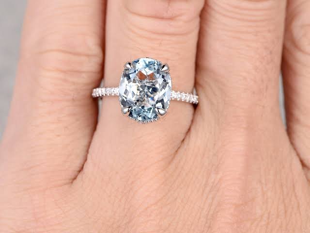 婚約指輪として贈られたい宝石を決める