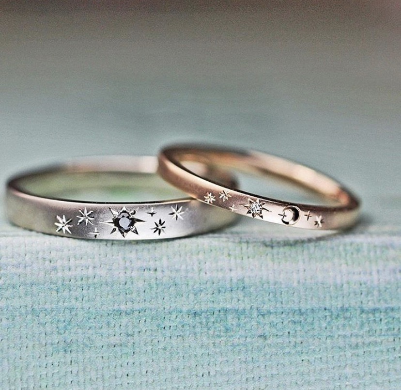 ピンクゴールドとプラチナの結婚指輪に星と月の模様を入れたオーダー作品
