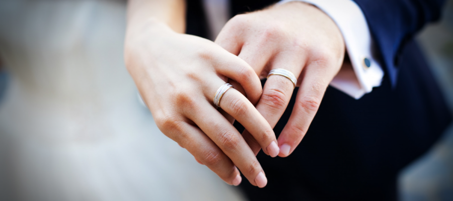 婚約指輪と重ねてつける結婚指輪の3つの基本デザインをオーダーする