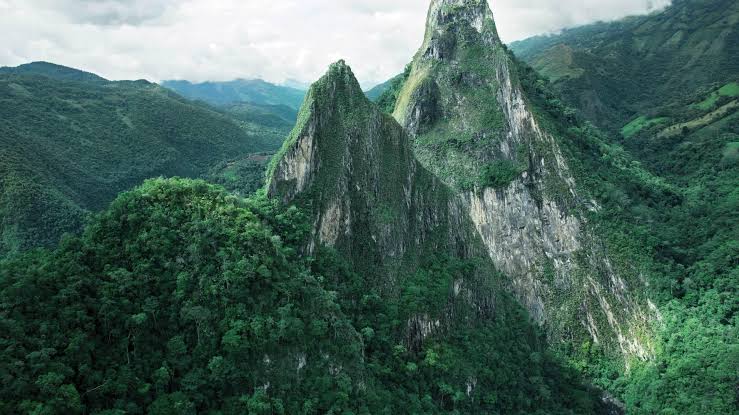 エメラルドのムゾー鉱山へは、山奥深く舗装などない道を進む