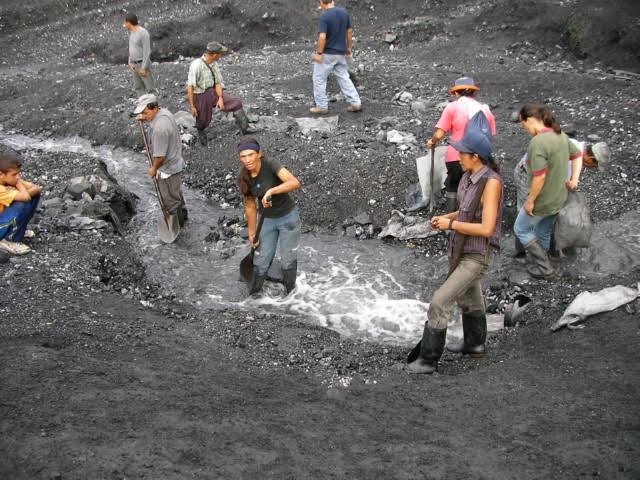 エメラルドの採掘に思い思いのスタイルで地中を掘っている人々