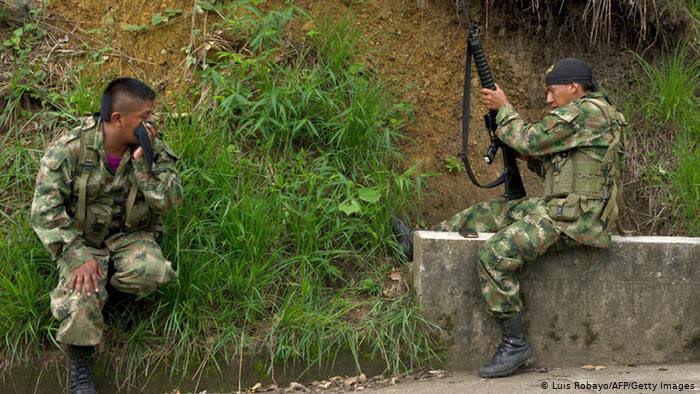 エメラルドのムゾー鉱山へ向かう道中で、ゲリラ武装兵に出会う