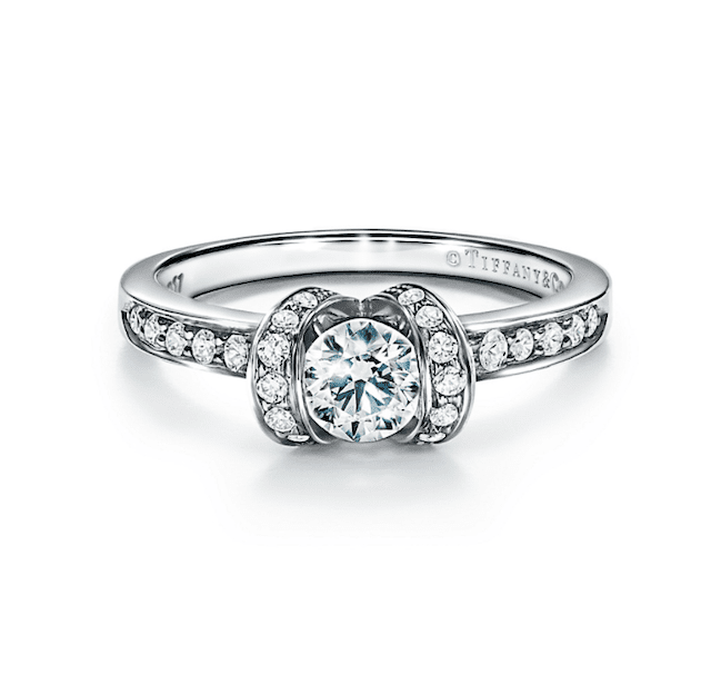 素晴らしいテンションセットダイヤの婚約指輪