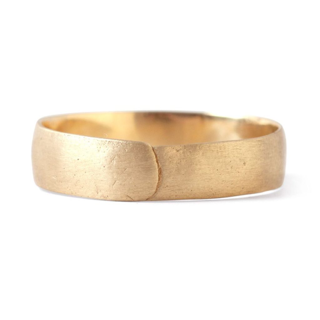 ポリーウェールズ・ゴールドの男性結婚指輪