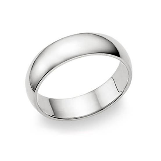 標準的な結婚指輪の内側はリングの内側の形状が平面で、指の表面に対 　してまっすぐになっていて、ドーム状の形状にはなっていない