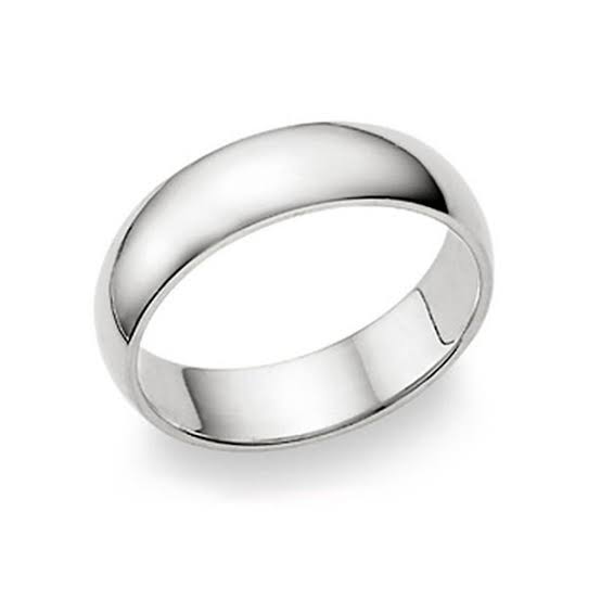 標準的な結婚指輪の内側はリングの内側の形状が平面で、指の表面に対 してまっすぐになっていて、ドーム状の形状にはなっていない