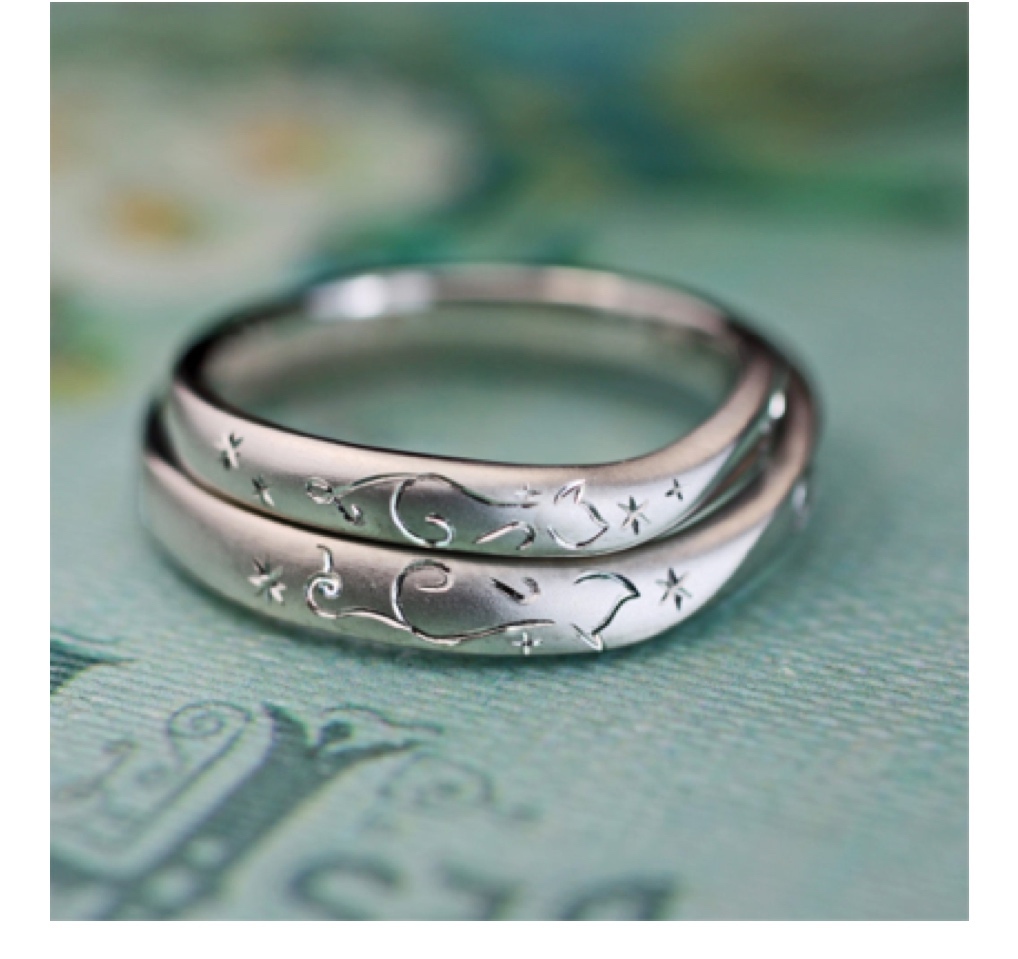 二匹のネコが向かい合わせでハートを作った結婚指輪のオーダーリング