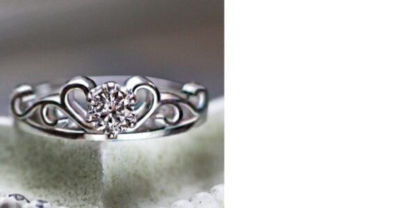 バラの花かんむりをモチーフにしたティアラデザインの婚約指輪 ＞