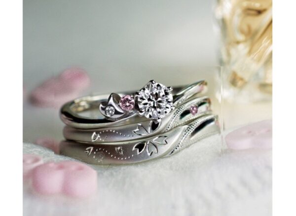  ■ さくらをテーマにデザインされた婚約指輪と、サクラの5枚花の模様をつくる結婚指輪のセットリング 
