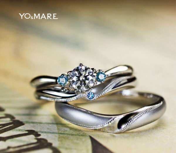 婚約指輪と結婚指輪を重ねて着けるブルーダイヤのセットリング