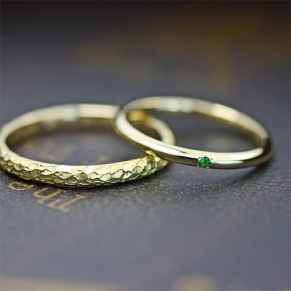メンズリングにツチメのテクスチャーを加えた 極細のゴールド結婚指輪オーダーメイド