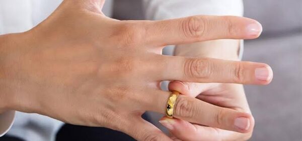 結婚指輪は、それぞれの指に応じてた" オーダーメイド " でなければ、着け心地が悪い