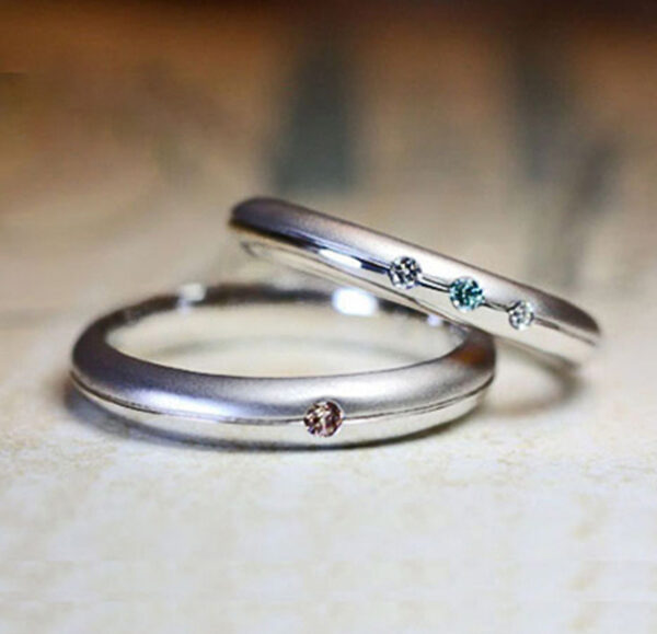 【結婚指輪にブルーダイヤ＆ブラウンダイヤ】を留めた丸いフォリムのオーダー作品