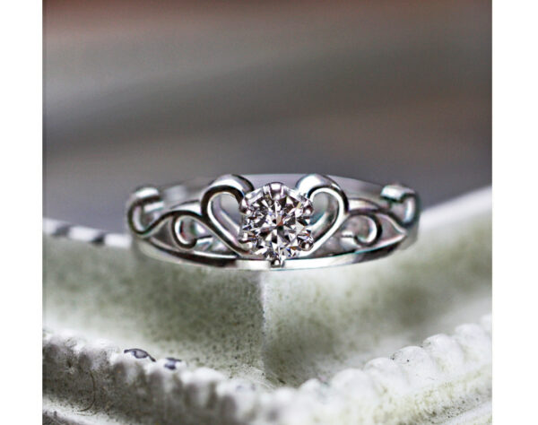 ■ バラの花かんむりをモチーフにした.ティアラデザインの婚約指輪コレクション 