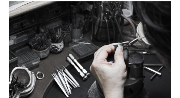 ヨーアンドマーレでは、高い技術を持った金細工職人があなただけのオートクチュールの結婚指輪を届ける事が出来ます。