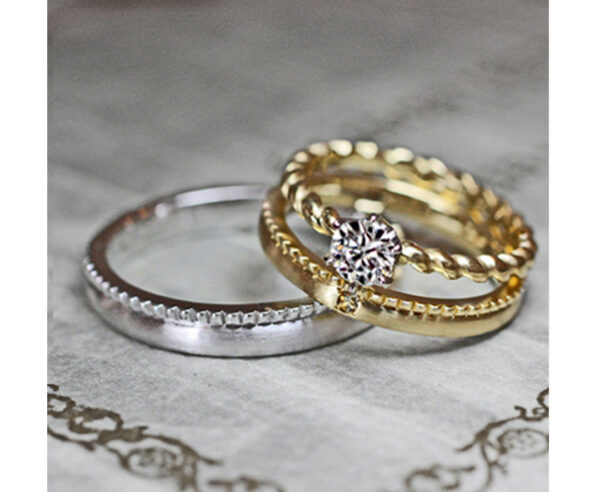 アンティークゴールド色の結婚指輪と婚約指輪のセットリング ＞
