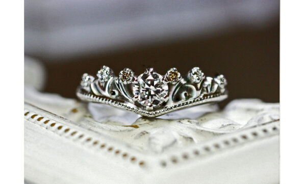 【花かんむりティアラの婚約指輪】マロンブラウンのダイヤが輝く作品