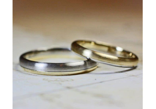 ゴールド＆グレーを２：１で組み合わせた丸いフォルムの結婚指輪