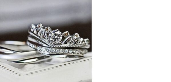 ブラウンダイヤ入りティアラデザインの婚約指輪と結婚指輪のセット＞