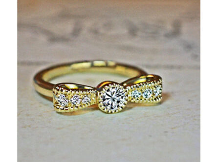 アンティークなプチリボンのゴールドエンゲージ・婚約指輪コレクション＞