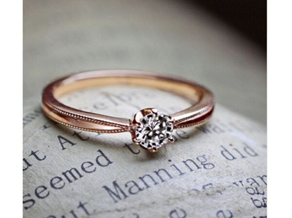 ピンクゴールドでシンプルなアンティークにデザインした婚約指輪コレクション