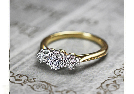 3つのダイヤモンドがゴールドリングにデザインされた婚約指輪