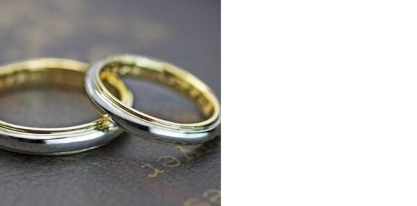 ゴールドとプラチナを内側と外側でコンビにした２カラーの結婚指輪オーダー作品 